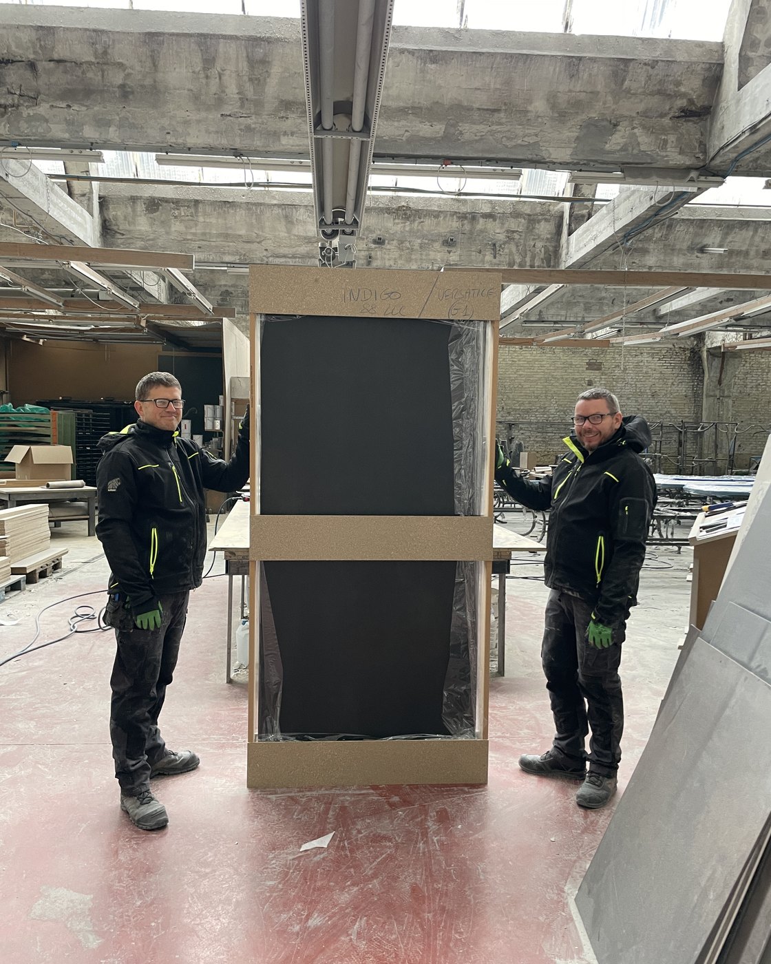 Vincent and Benoît: packing and dispatch of a Versatile table