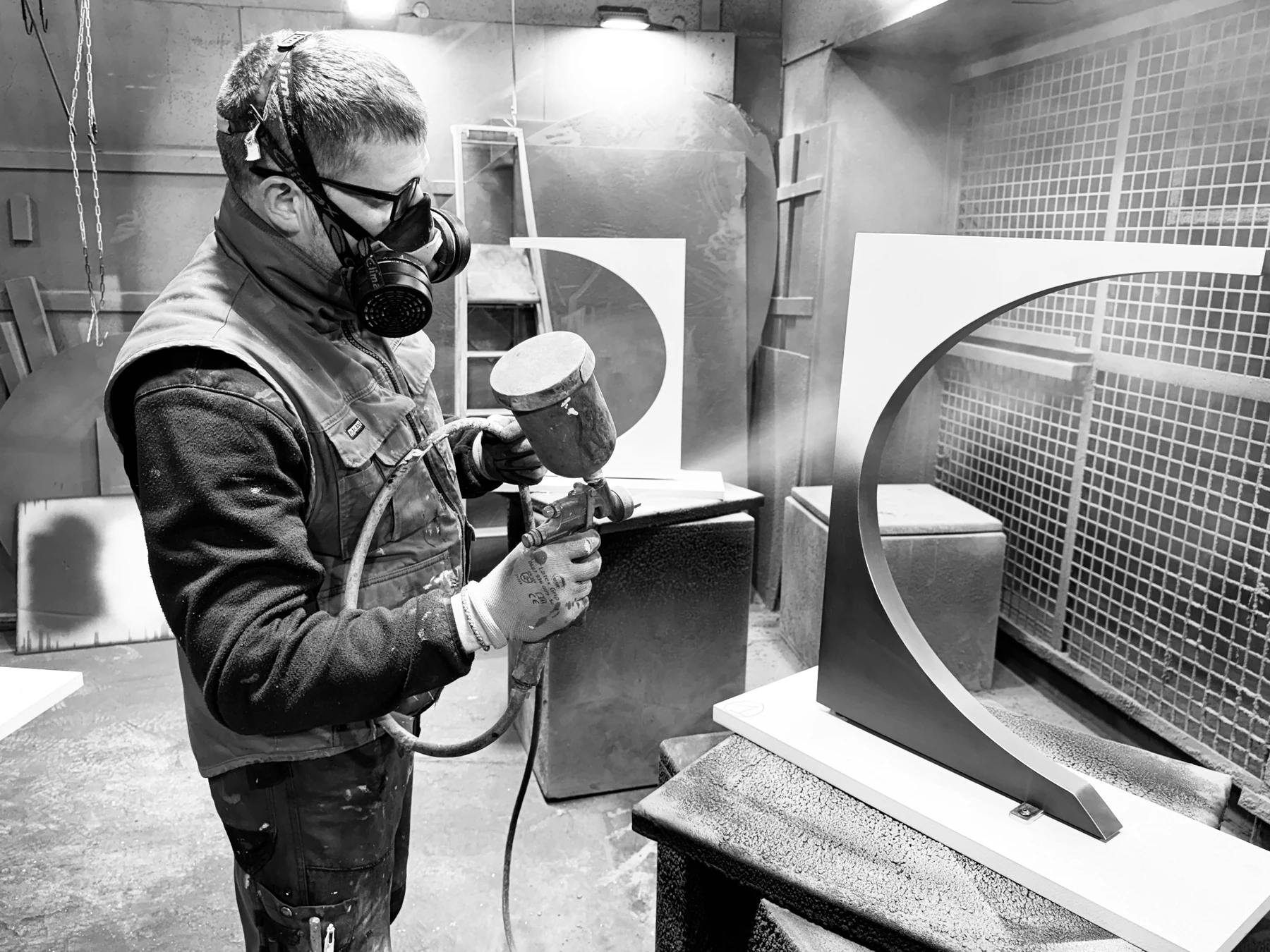 Lakken van een COLOMBUS-onderstel in het atelier in Wattrelos