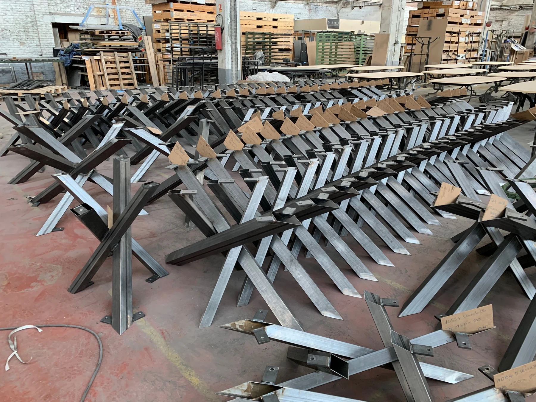 Piètements acier en cours de fabrication dans l'atelier COLOMBUS
