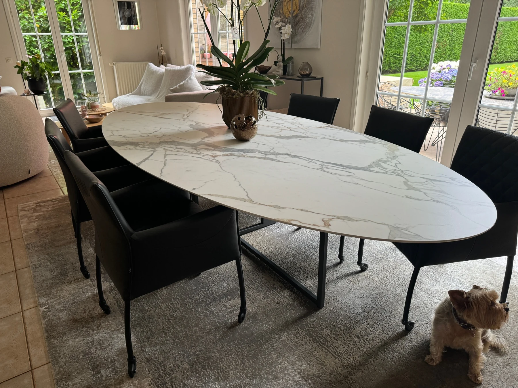 Ovale keramische tafel in een interieur