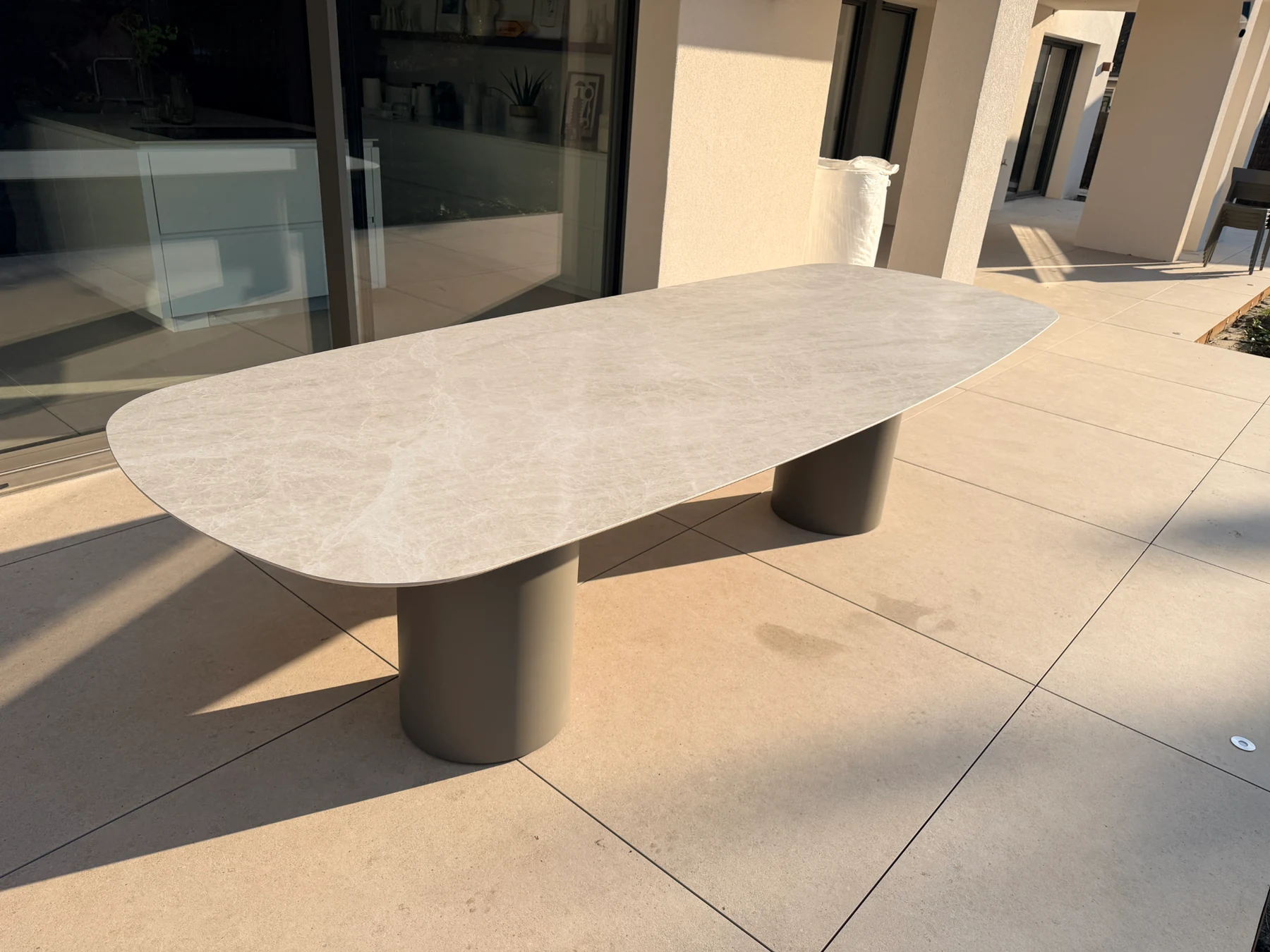 Table d'extérieur en céramique COLOMBUS sur une terrasse
