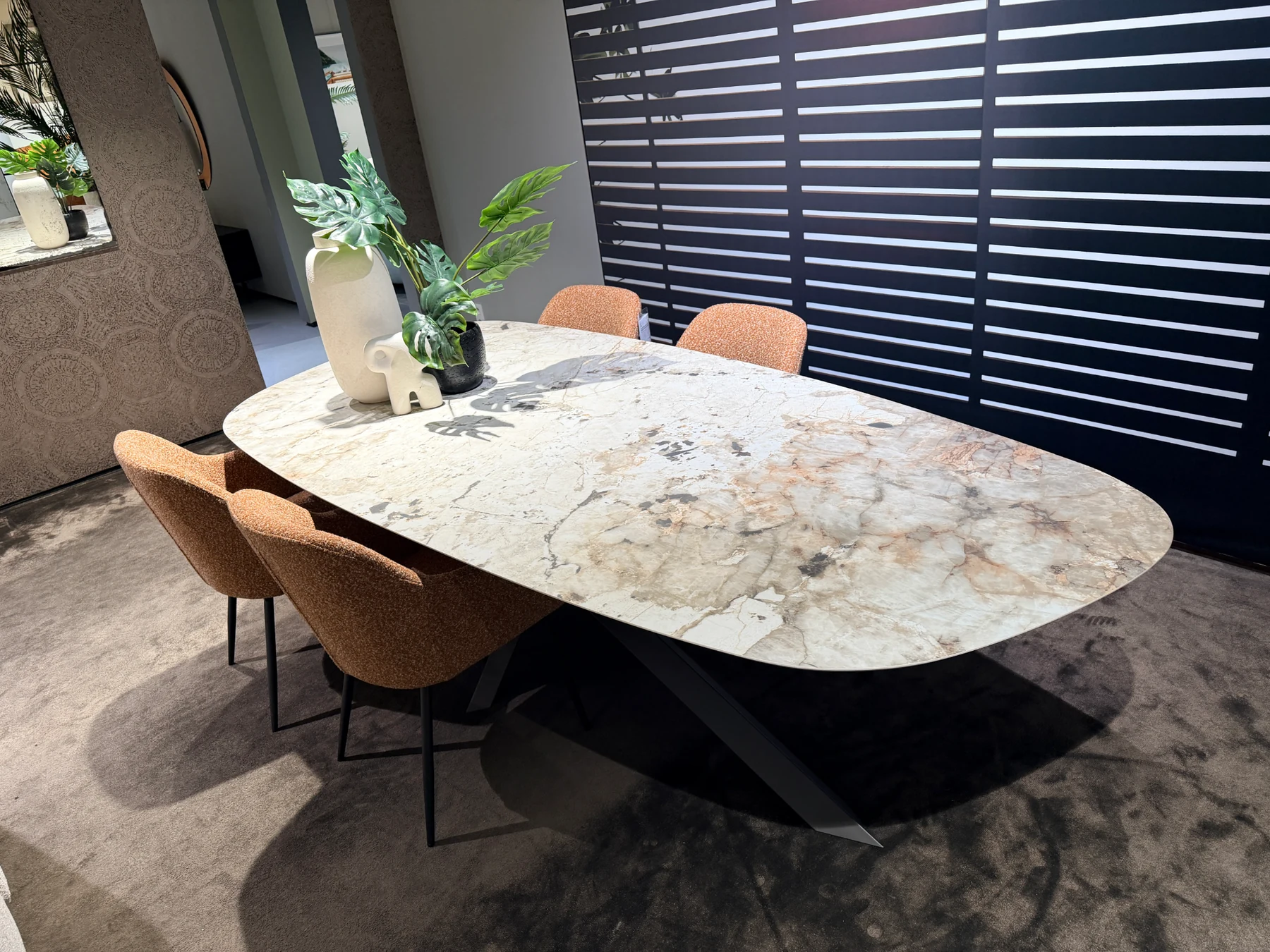 Table COLOMBUS Stone asymétrique réalisée sur mesure