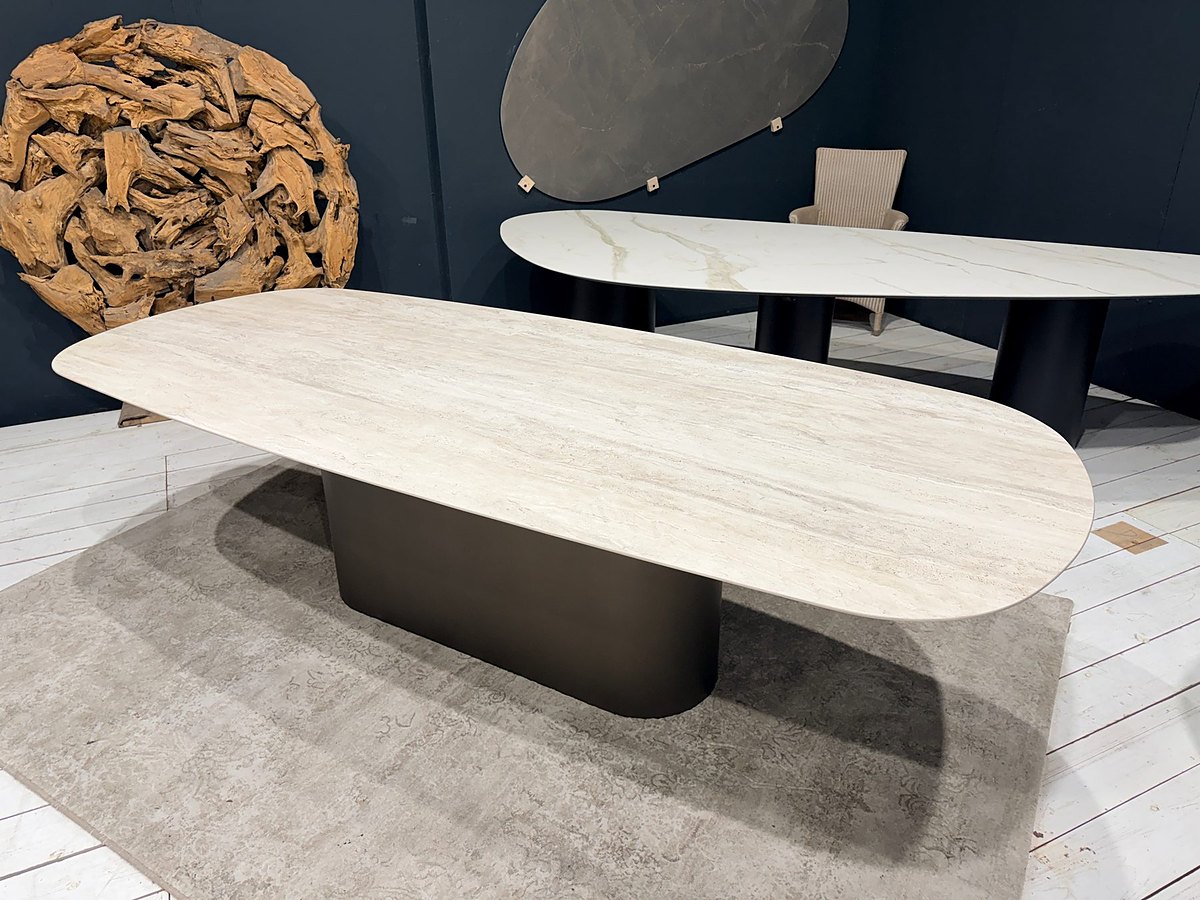 Table céramique COLOMBUS — Atlas bronze mat · Tonneau · Travertin Prestige