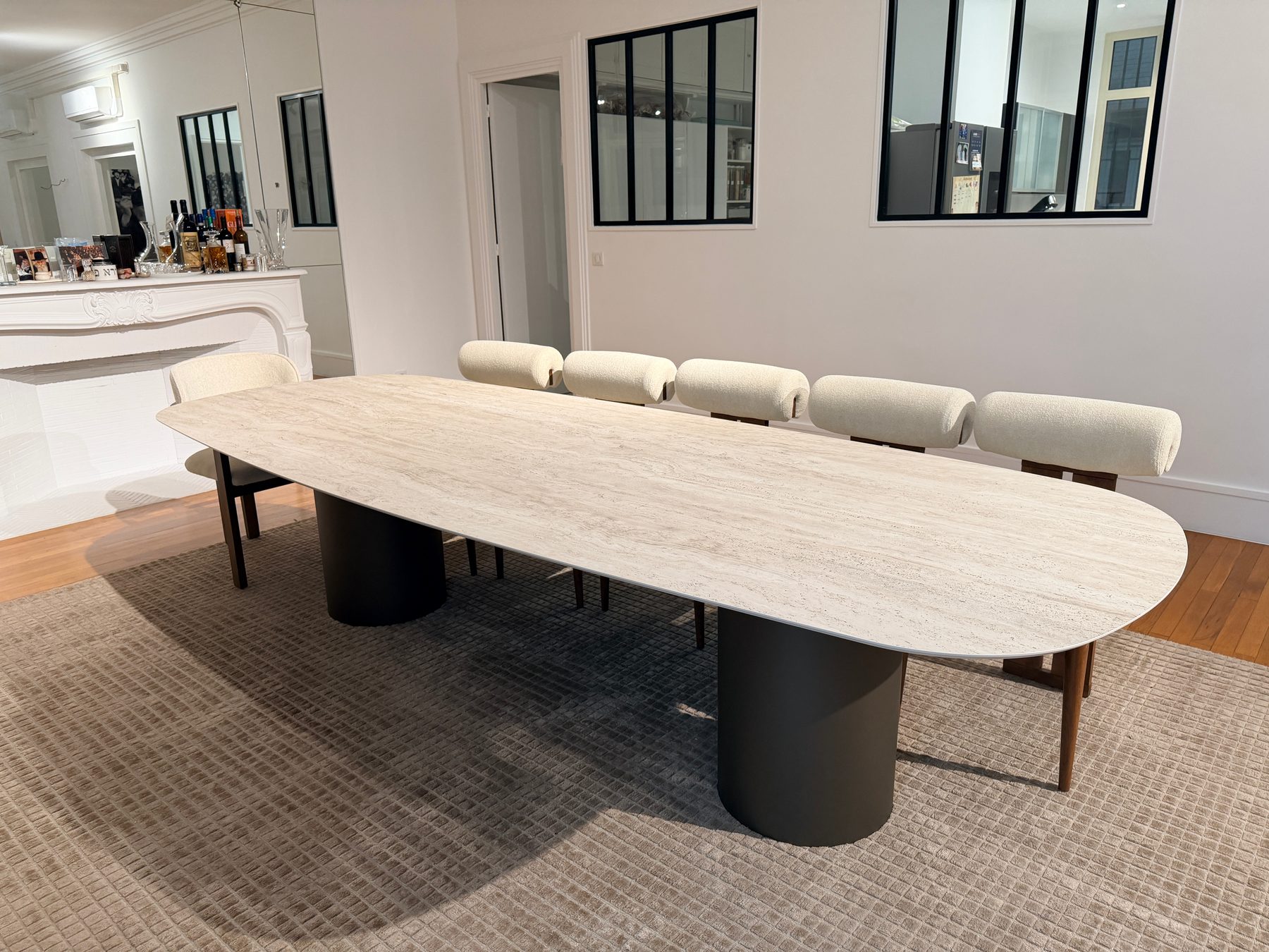 Table de salle à manger en céramique COLOMBUS — Byblos bronze mat · Tonneau · Cer 888 Travertin Prestige
