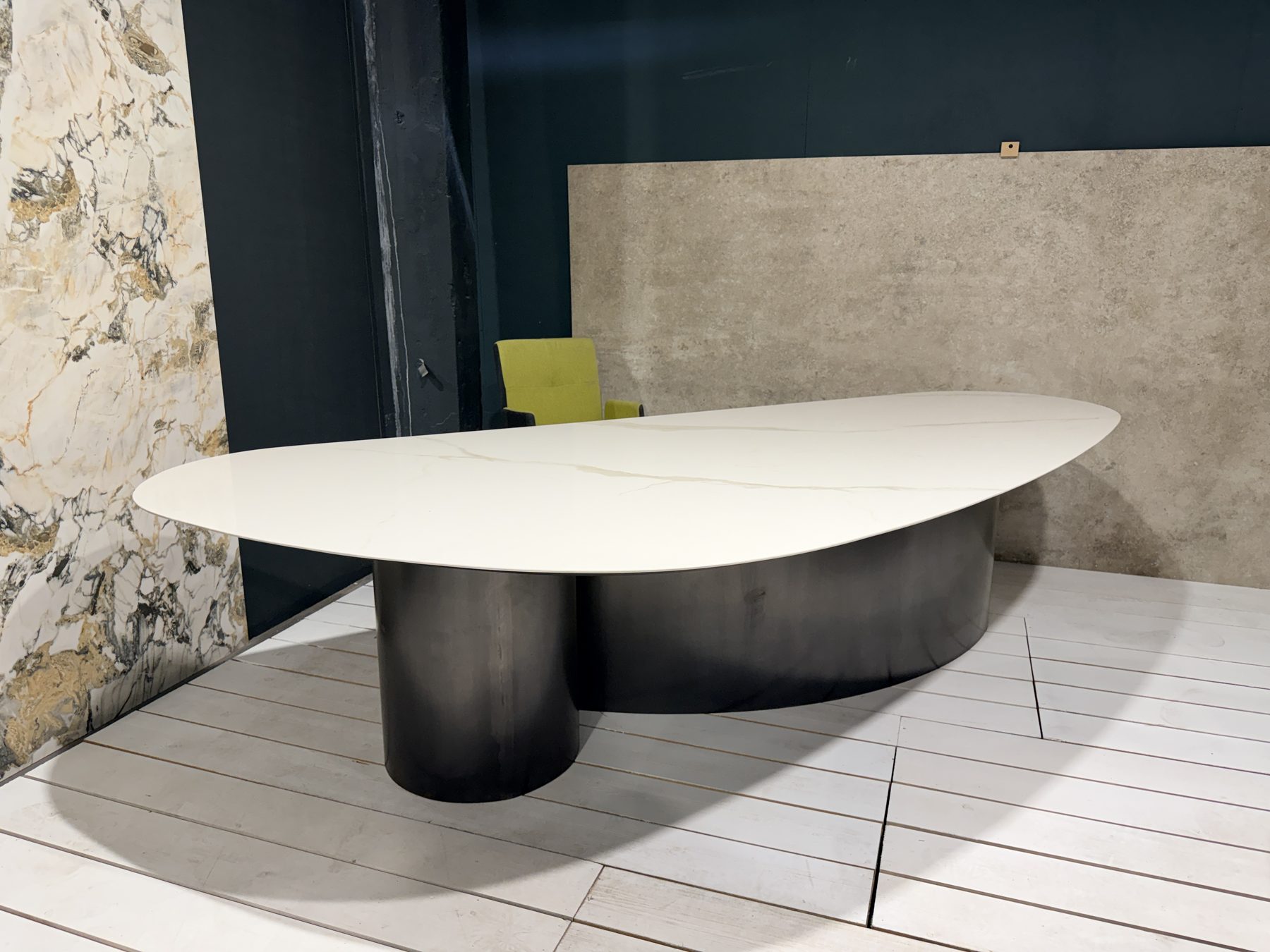 Table COLOMBUS — Stone grand format · céramique veinée or · piètement acier brut