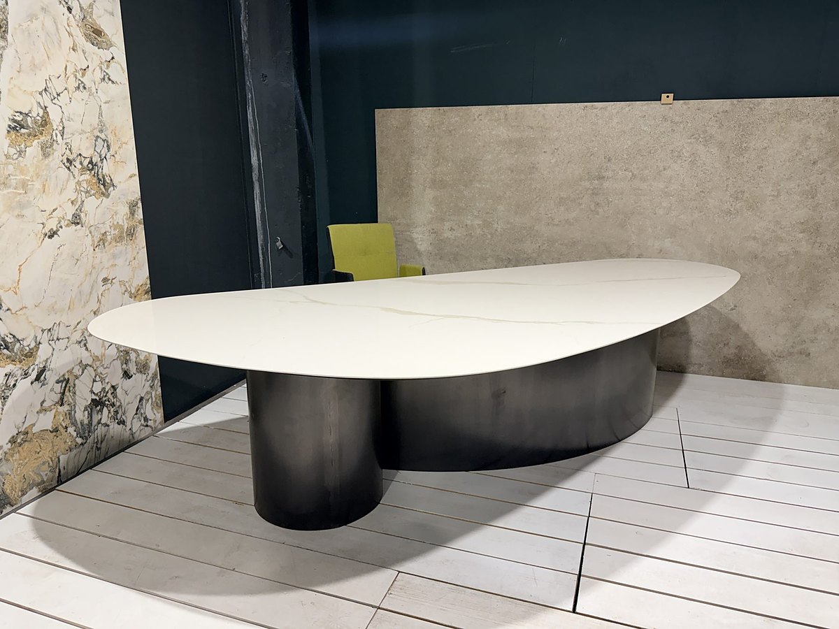 Table céramique COLOMBUS — Stone grand format · céramique veinée or · piètement acier brut